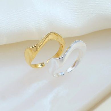 Anel Wave Slim Regulável da Manju disponível no banho de ouro e no banho de prata; Semijoias